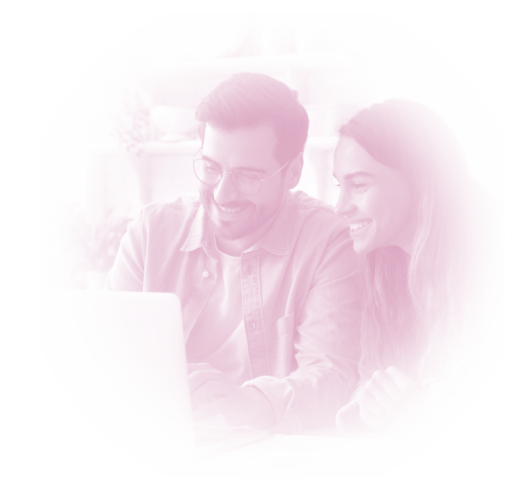 Pareja de hombre y mujer mirando la pantalla del ordenador