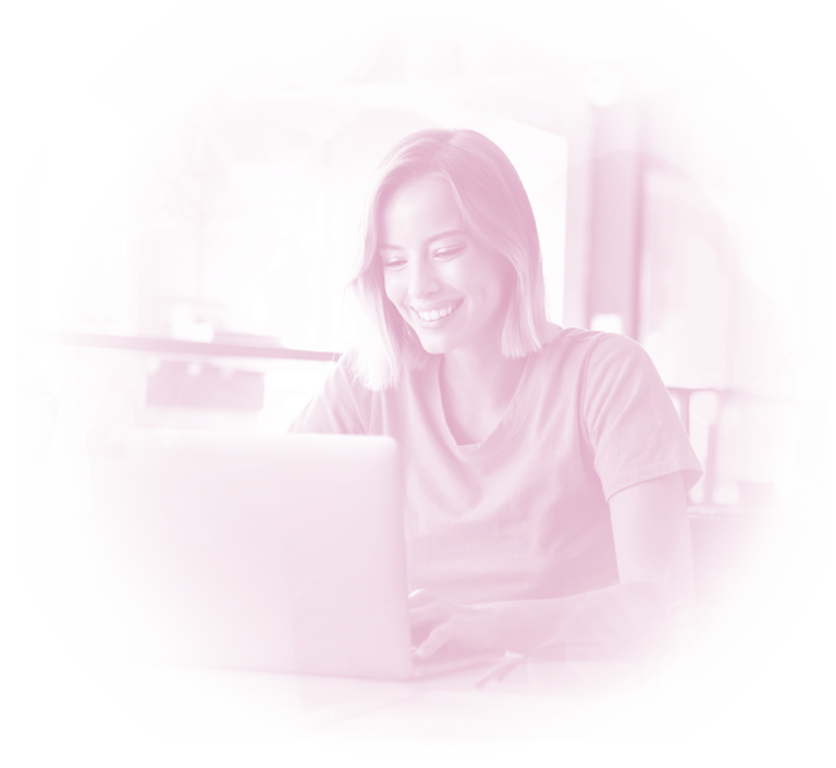 Mujer mirando la pantalla del ordenador