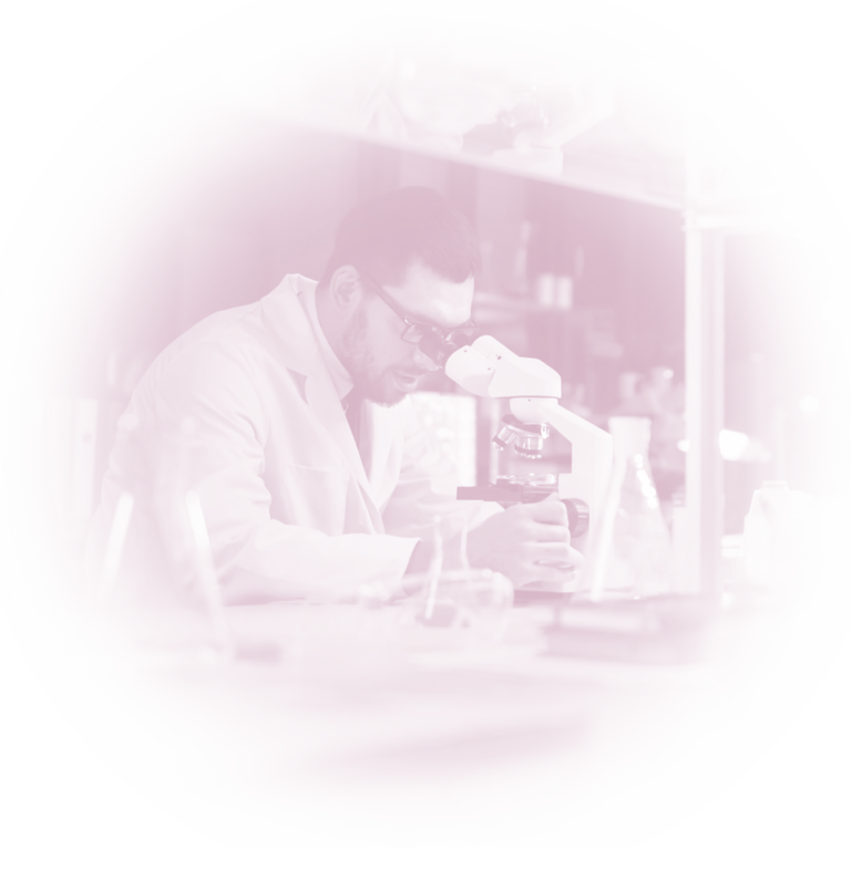 Embriólogo en el laboratorio mirando a través de un microscopio.