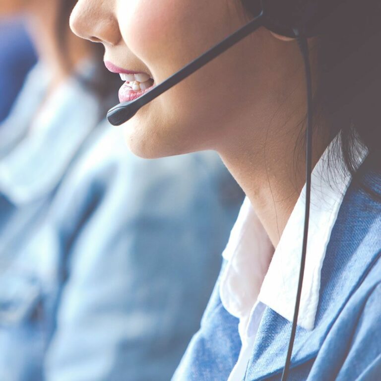 Mujer con cascos y microfon