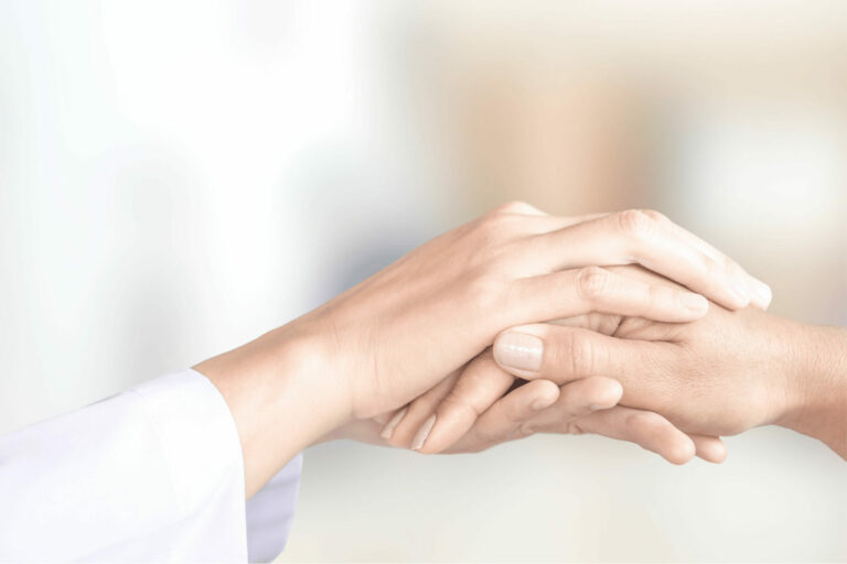 Dos manos cogiéndose